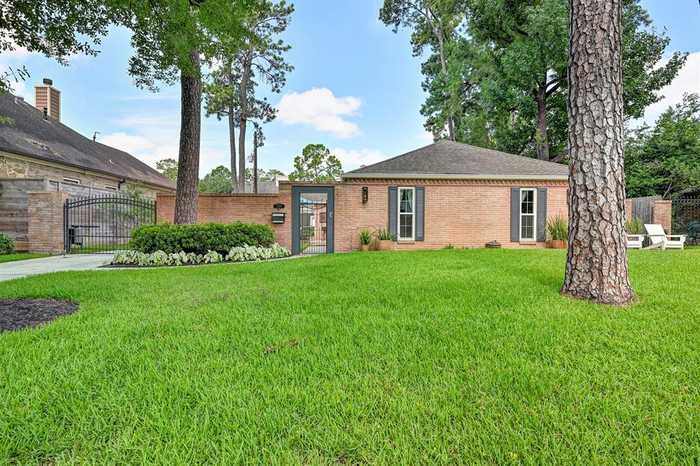 photo 1: 1006 Briarbrook Drive, Houston TX 77042