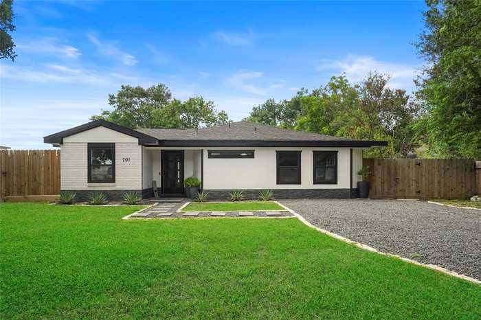 photo 1: 701 W 39th Street, Houston TX 77018