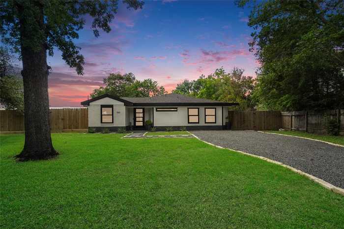 photo 2: 701 W 39th Street, Houston TX 77018