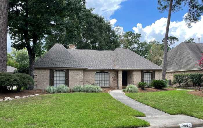 photo 2: 3902 Fawn Creek Drive, Kingwood TX 77339