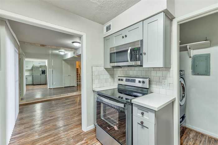 photo 2: 17401 Red Oak Drive Unit 68, Houston TX 77090