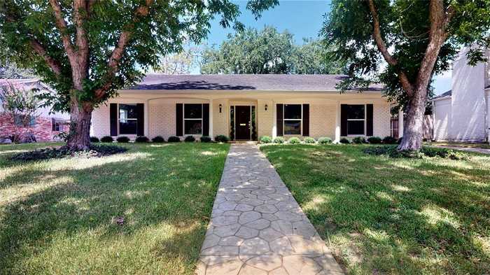 photo 1: 506 Briar Hill Drive, Houston TX 77042