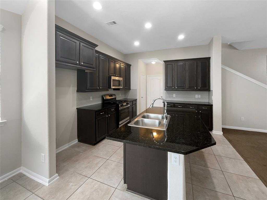 photo 2: 1618 Summer City Drive, Houston TX 77047