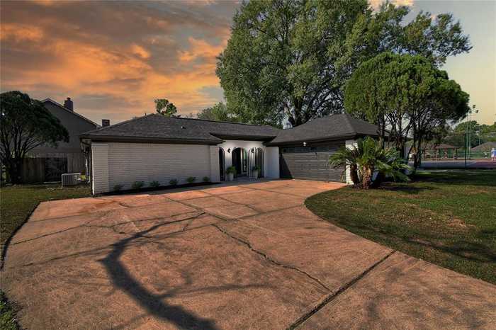 photo 2: 10107 Burgoyne Road, Houston TX 77042