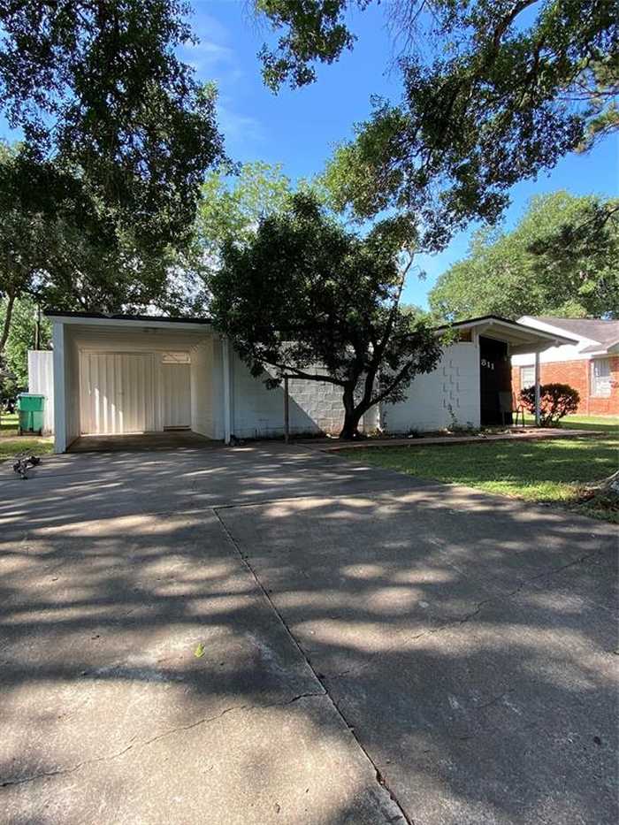 photo 2: 811 Peach Street, El Campo TX 77437