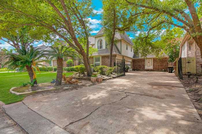 photo 2: 4214 Canterwood Drive, Houston TX 77068