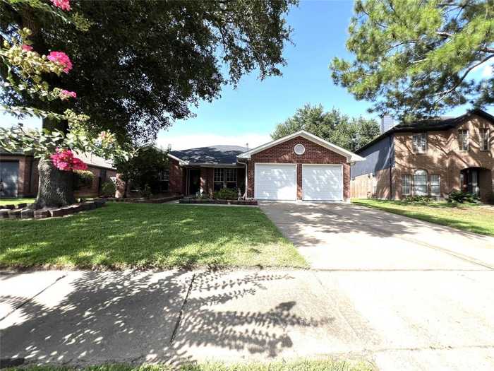 photo 2: 8239 Squires Place Drive, Houston TX 77083