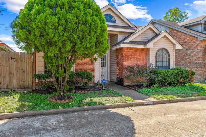 photo 2: 13819 Purplemartin Street, Houston TX 77083