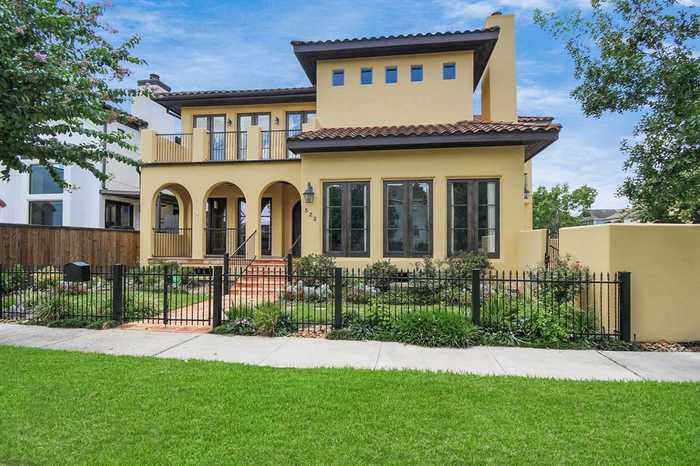 photo 1: 522 W 9th Street, Houston TX 77007