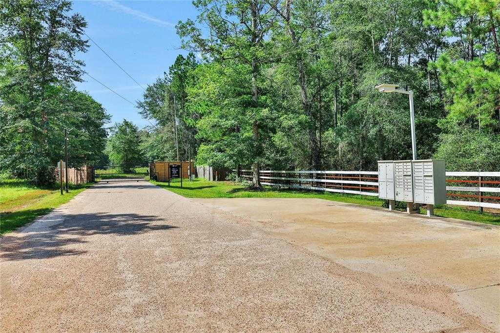 photo 2: 401 Big Buck Drive, Cleveland TX 77328