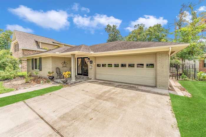 photo 2: 518 Azaleadell Drive, Houston TX 77018