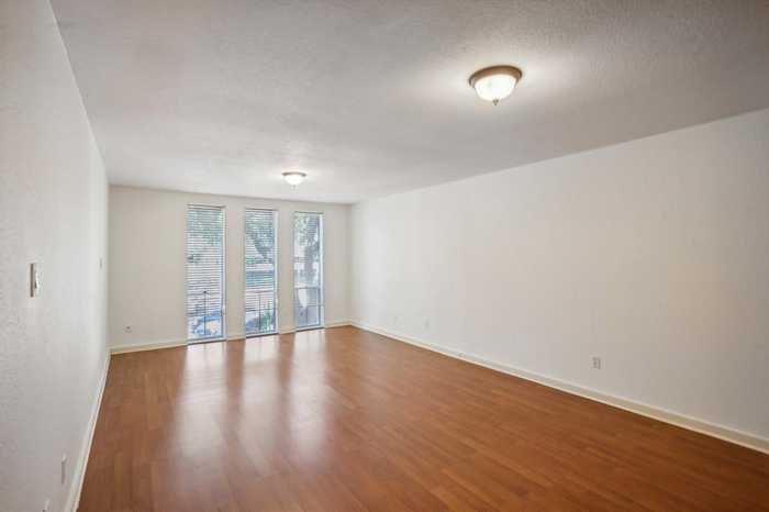 photo 2: 4641 Wild Indigo Street Unit 427, Houston TX 77027