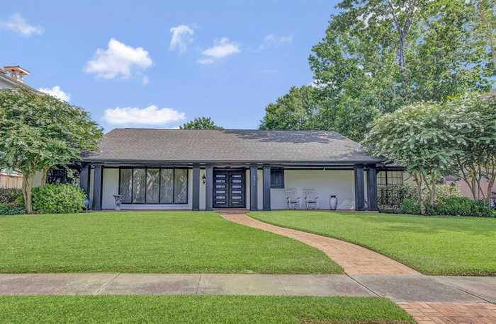 photo 1: 5014 Braesheather Drive, Houston TX 77096