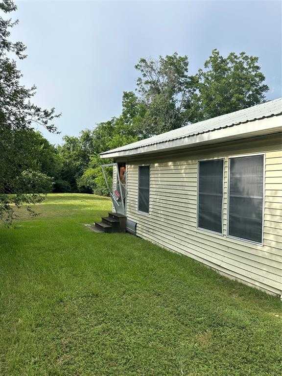 photo 2: 1102 N Battlebell Road, Highlands TX 77562