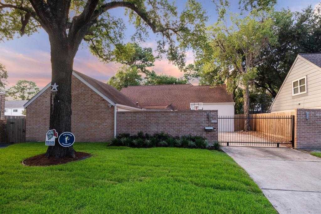 photo 3: 10226 Briar Forest Drive, Houston TX 77042