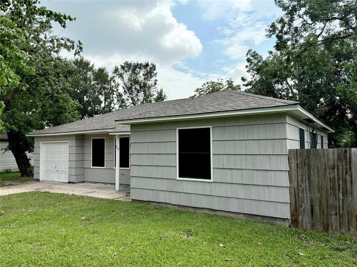 photo 1: 923 Foster Avenue, Pasadena TX 77506