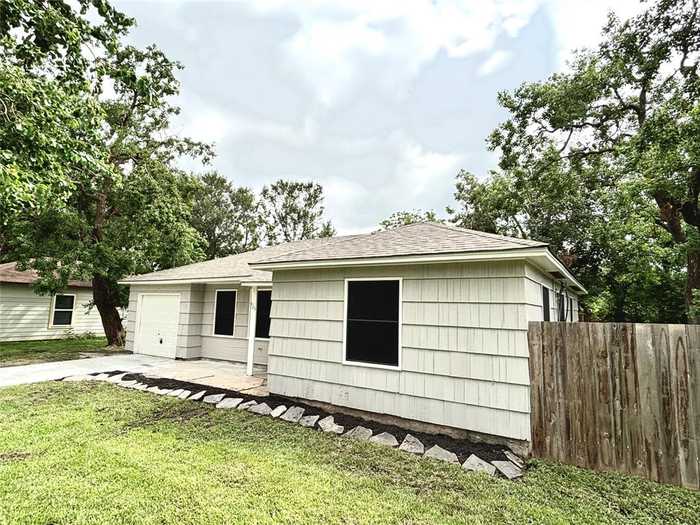 photo 2: 923 Foster Avenue, Pasadena TX 77506