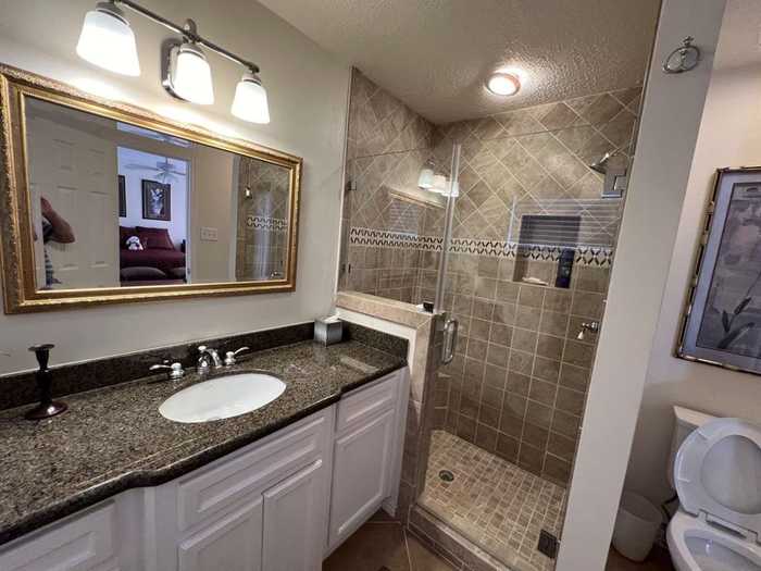 photo 2: 38 Bayou Pointe Drive, Houston TX 77063