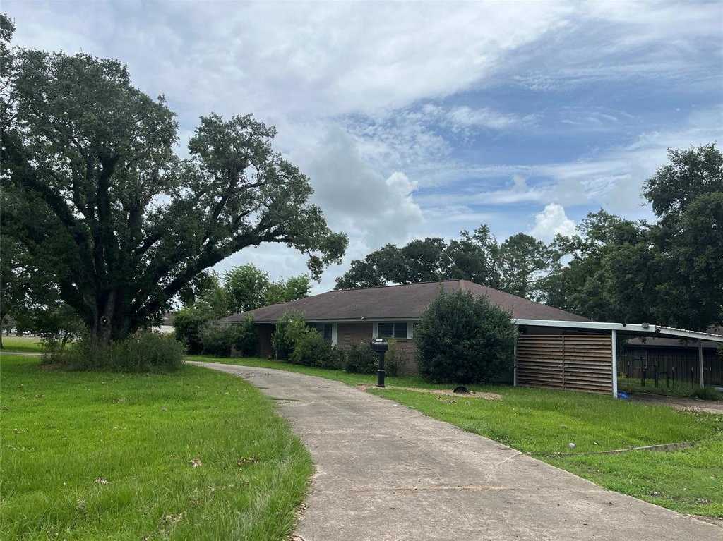 photo 1: 1001 Rosharon Road, Alvin TX 77511