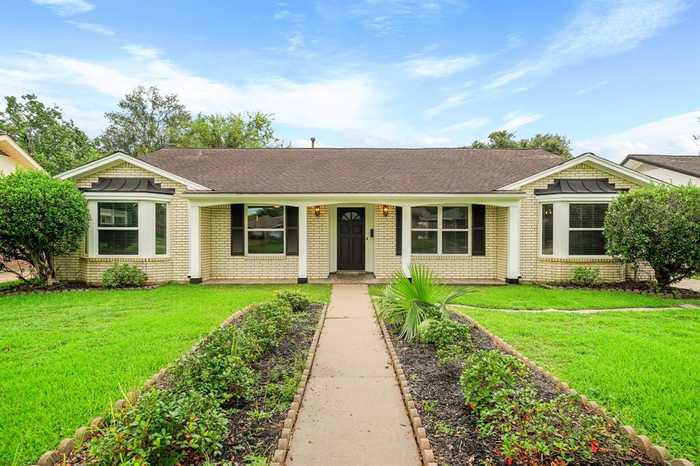 photo 2: 5527 Wigton Drive, Houston TX 77096