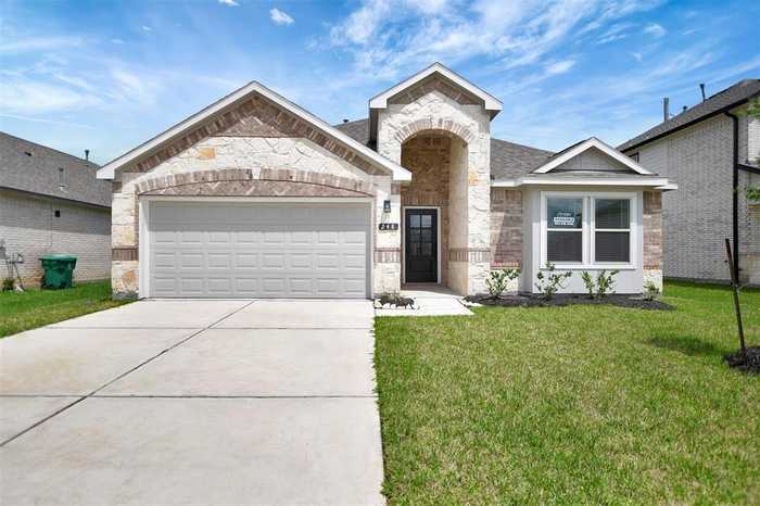 photo 1: 418 Kendall Crest Drive, Alvin TX 77511