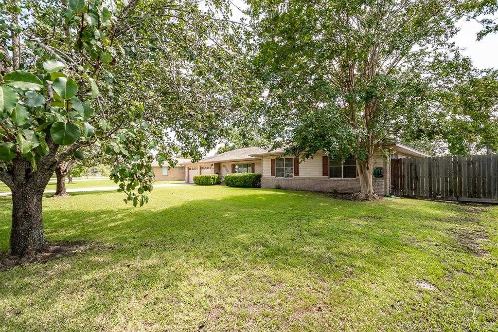 photo 2: 515 N Magnolia Street, Highlands TX 77562