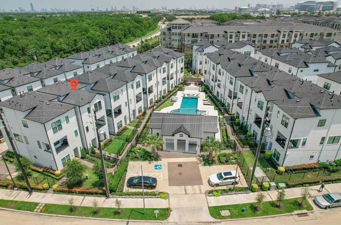 photo 2: 2816 Grand Fountains Drive Unit B, Houston TX 77054