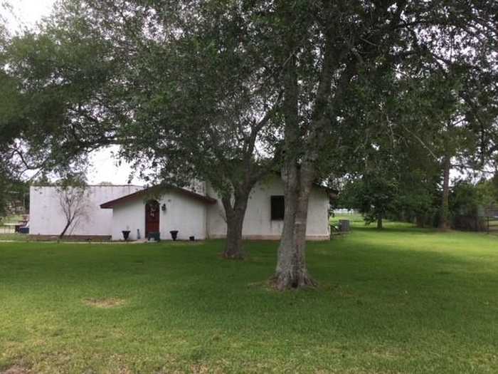 photo 1: 118 Leisure Lane, Alvin TX 77511