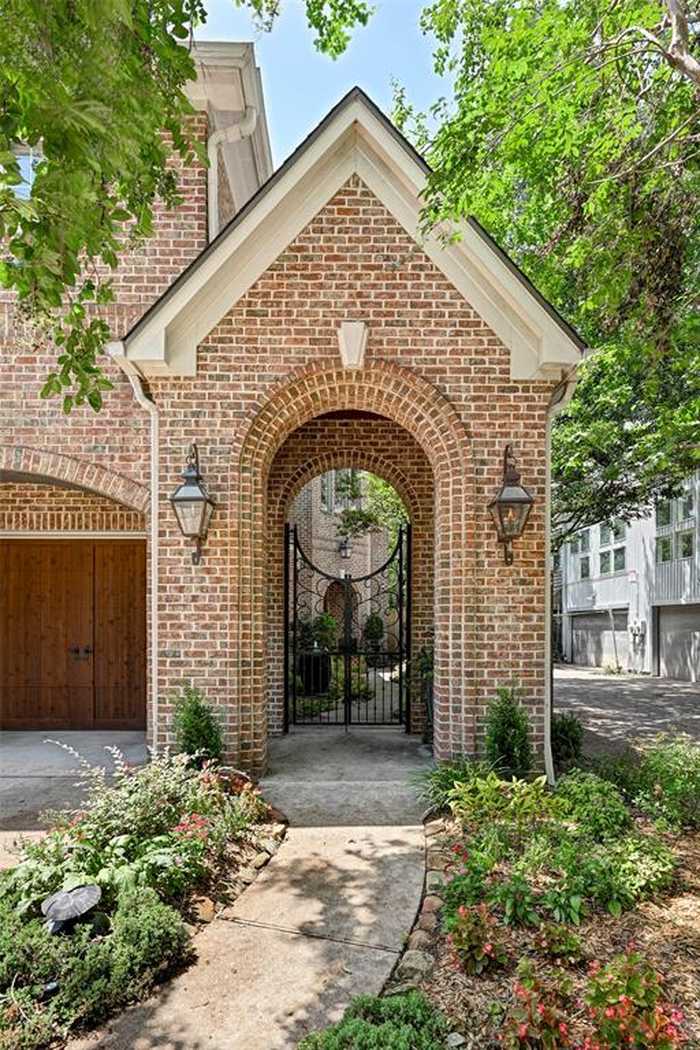 photo 2: 123 Oak Place Drive, Houston TX 77006