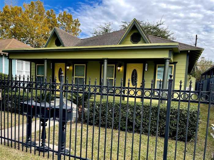 photo 1: 338 Cortlandt Street, Houston TX 77007