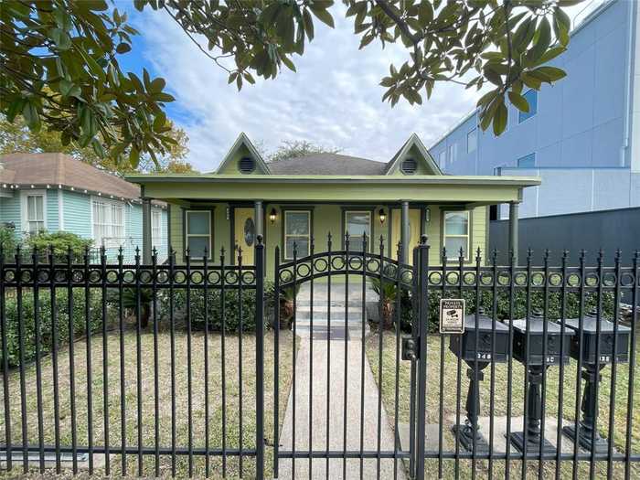 photo 2: 338 Cortlandt Street, Houston TX 77007