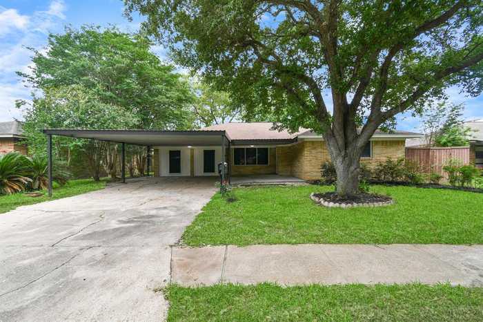 photo 2: 802 Mockingbird Lane, Pasadena TX 77502