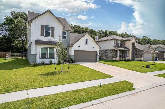 photo 1: 305 Lakeway Circle, Anahuac TX 77514