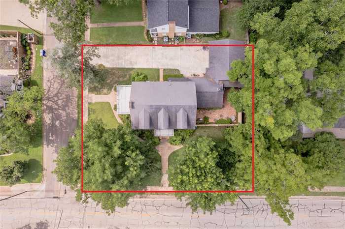 photo 2: 723 E Houston Avenue, Crockett TX 75835