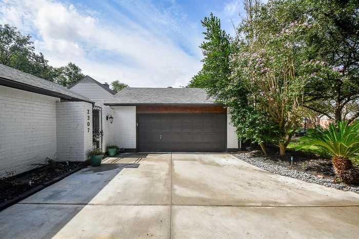 photo 2: 2307 Briar Branch Drive, Houston TX 77042