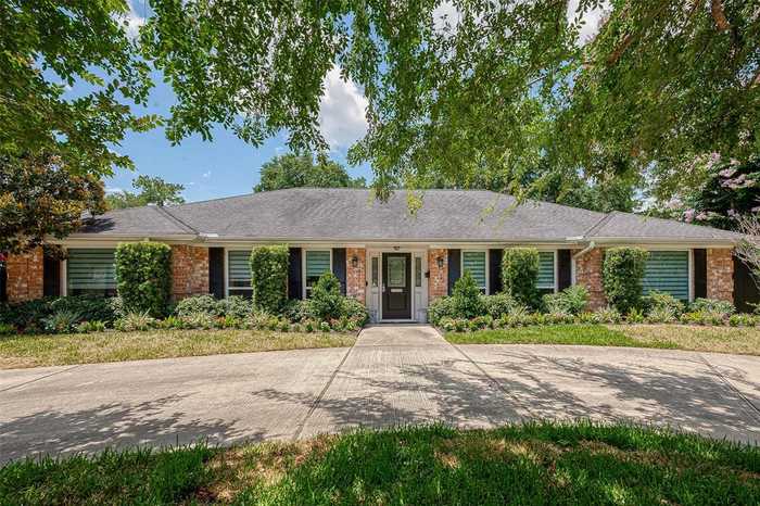 photo 2: 10118 Briar Forest Drive, Houston TX 77042