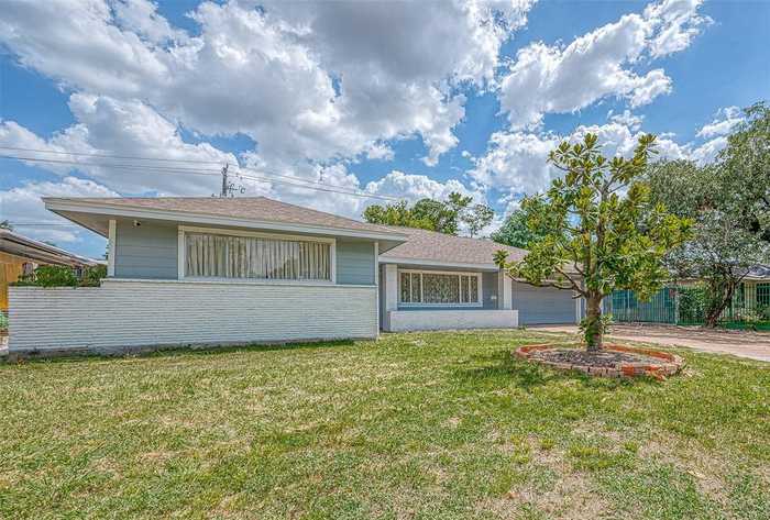 photo 2: 7949 Longridge Drive, Houston TX 77055