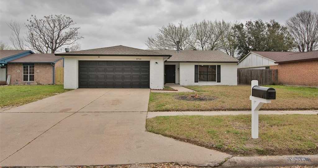 photo 2: 8710 Victoria Forest Drive, Houston TX 77088