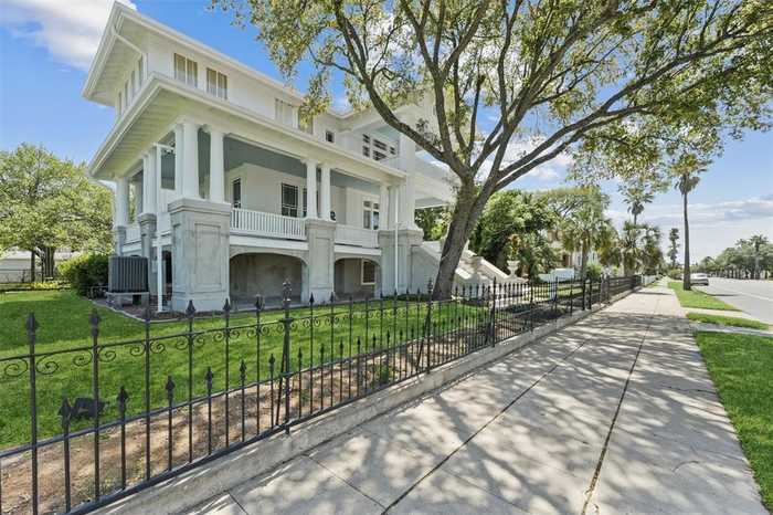 photo 2: 1703 Broadway Street, Galveston TX 77550