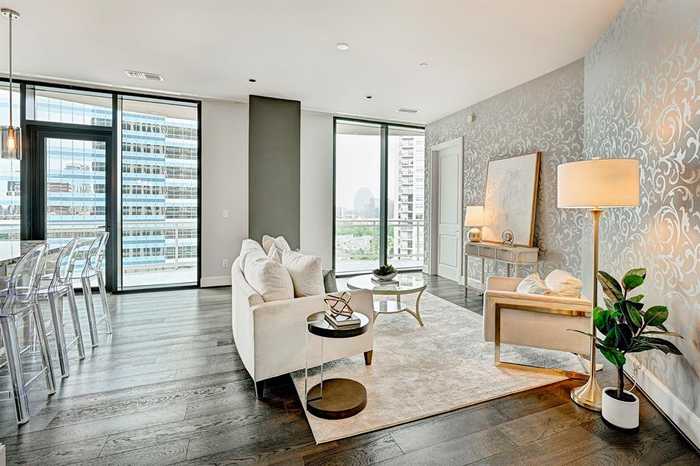 photo 2: 1409 Post Oak Boulevard Unit 1303, Houston TX 77056