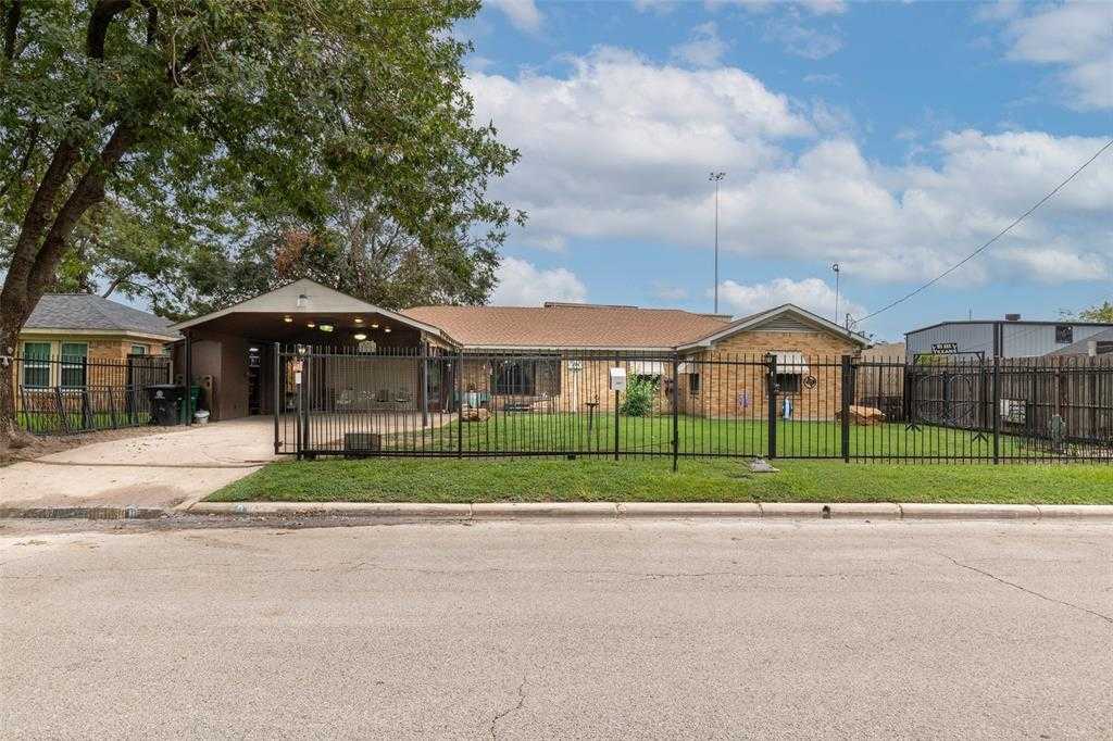 photo 1: 705 Kelley Street, Houston TX 77009