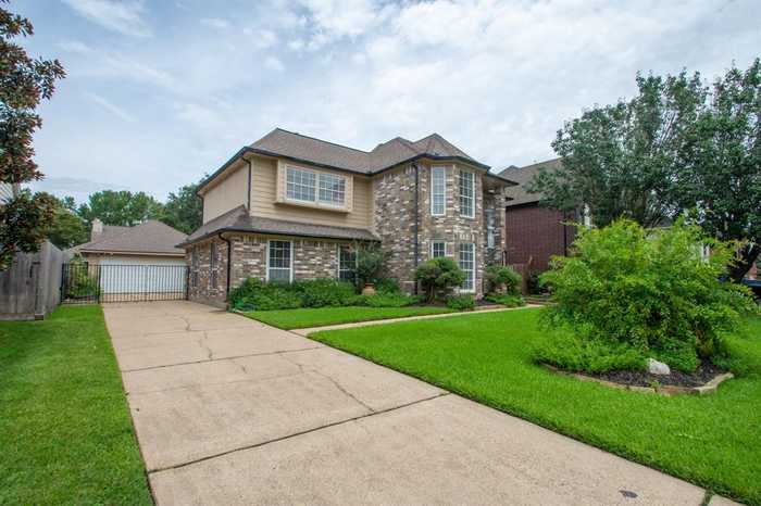 photo 2: 7027 Little Willow Drive, Pasadena TX 77505