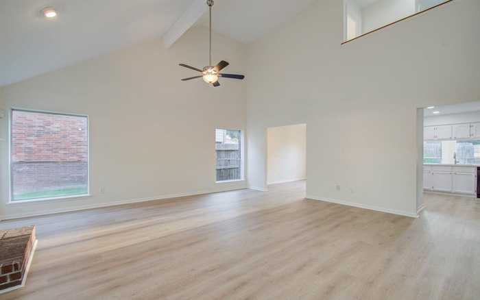 photo 2: 8710 Rose Garden Drive, Houston TX 77083