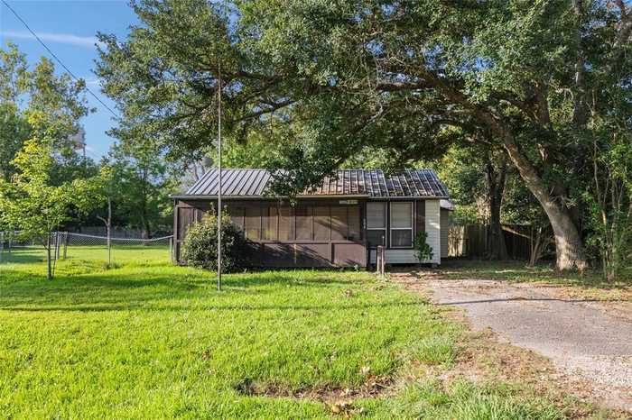 photo 2: 604 Trinity Street, Anahuac TX 77514