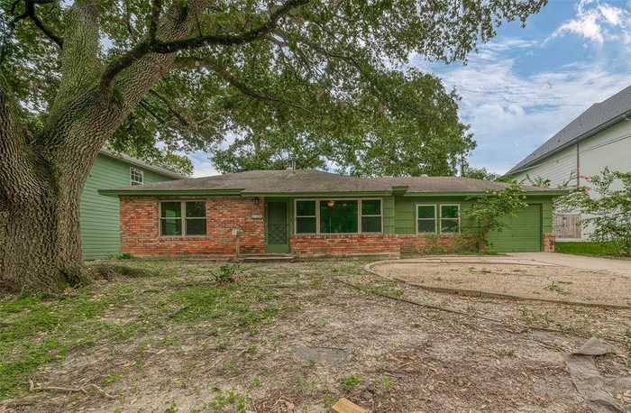 photo 1: 1405 Confederate Road, Houston TX 77055