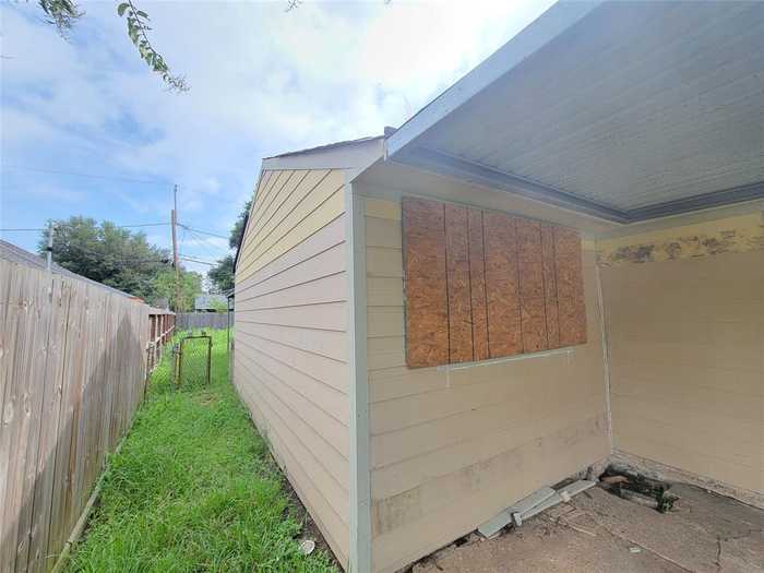 photo 2: 1302 Comal Avenue, Pasadena TX 77506