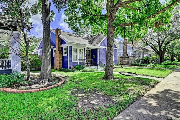 photo 2: 931 W Temple Street, Houston TX 77009