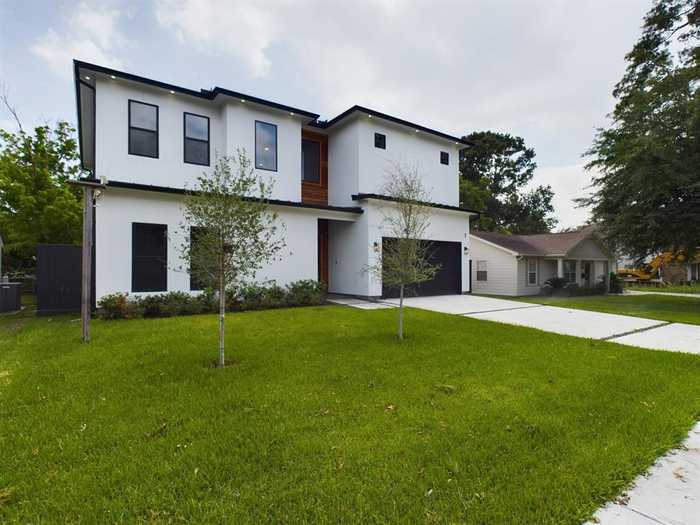 photo 2: 1815 Ebomy Lane, Houston TX 77018