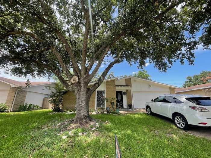 photo 1: 7206 La Granada Drive, Houston TX 77083