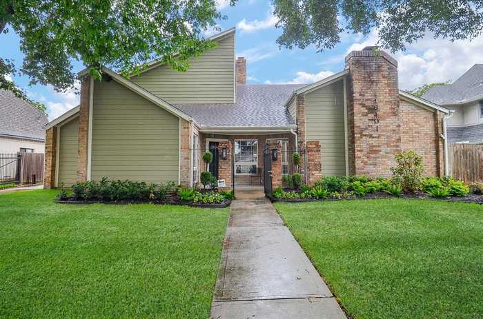 photo 1: 11810 Gladewood Lane, Houston TX 77071